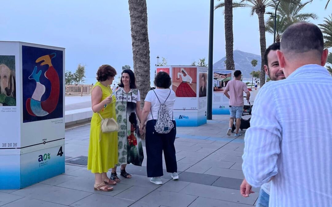 Bibliotecaris valencians visiten l’exposició de Navarro Ramon